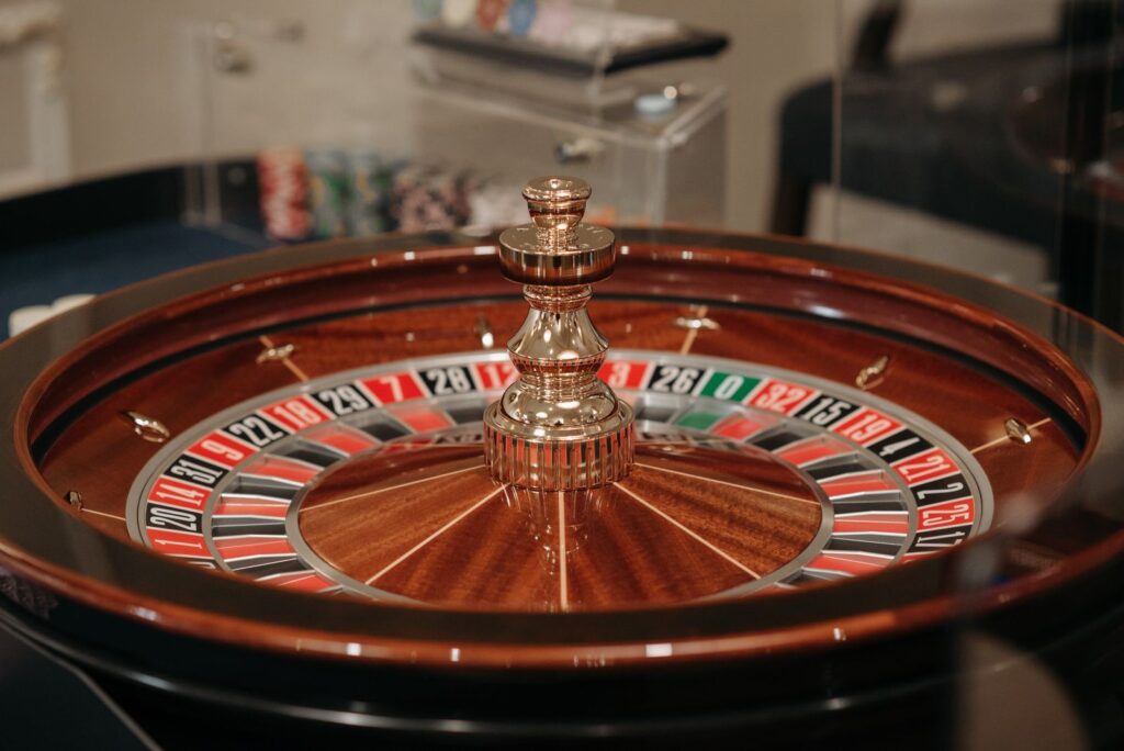 Roulette classique en bois dans la salle de jeux d'un casino